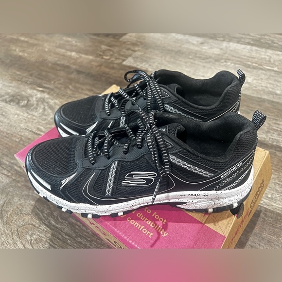 Skechers Hillcrest Vast Adventure Shoes Black White Lace Up Trail - Picture 4 of 4
